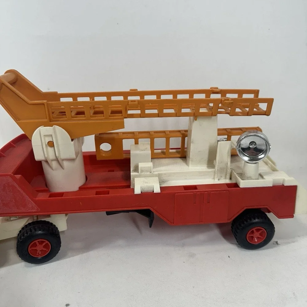Fisher-Price Husky Helper Hook & Ladder FIRE TRUCK #319 Vintage 1978
